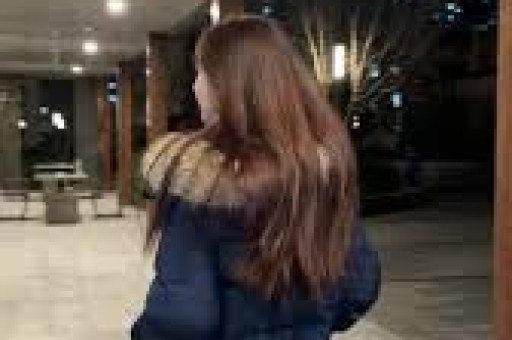 内娱女演员深夜溜进KTV陪酒姿态放低到尘埃